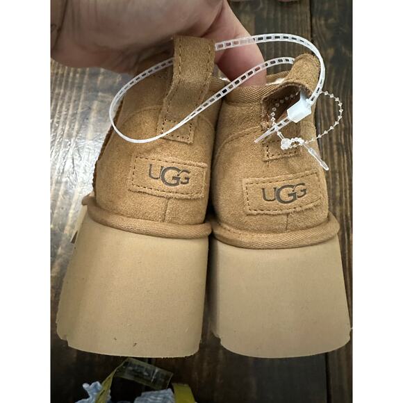 UGG Ukta Mini Heights Boots size 8 NWOB - Picture 6 of 7